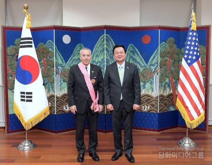 South Korean Ambassador to the United States Cho Hyun-dong poses for a photo with former U.S. Ambassador to Korea Philip Goldberg (left) after presenting him with the Gwanghwa Order, the highest diplomatic honor, at the South Korean Embassy in Washington, D.C., U.S., on May 6 (local time). / Courtesy of the Korean Embassy in Washington