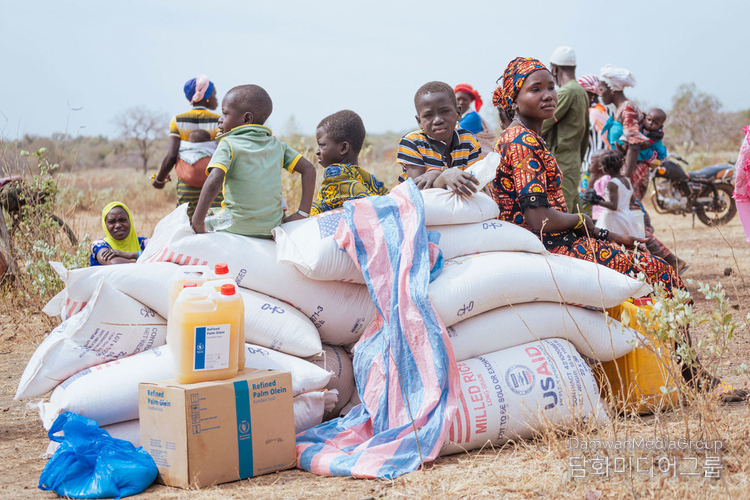 Vulnerable populations in Morolaba, Burkina Faso, receive emergency airlifted food assistance. / Courtesy of UN News