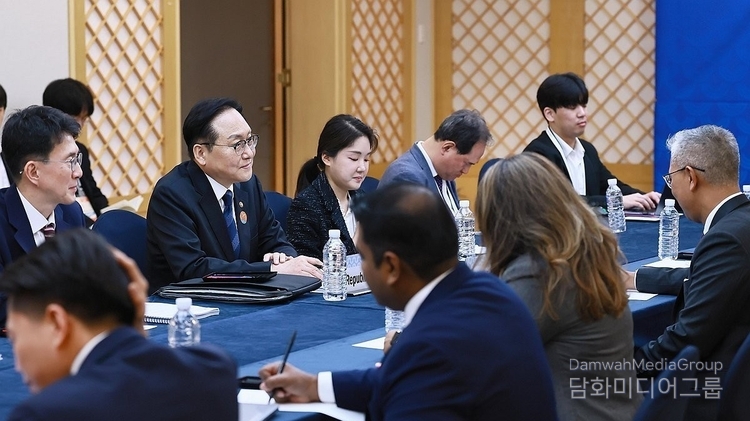 Minister for Trade Cheong In-kyo meets with Malaysian Minister of Investment, Trade and Industry Tengku Zafrul Aziz during the APEC Trade Ministers' Meeting 2025 at the Jeju International Convention Center (ICC) in Seogwipo, Jeju Island, on May 15. / Courtesy of the Ministry of Trade, Industry and Energy