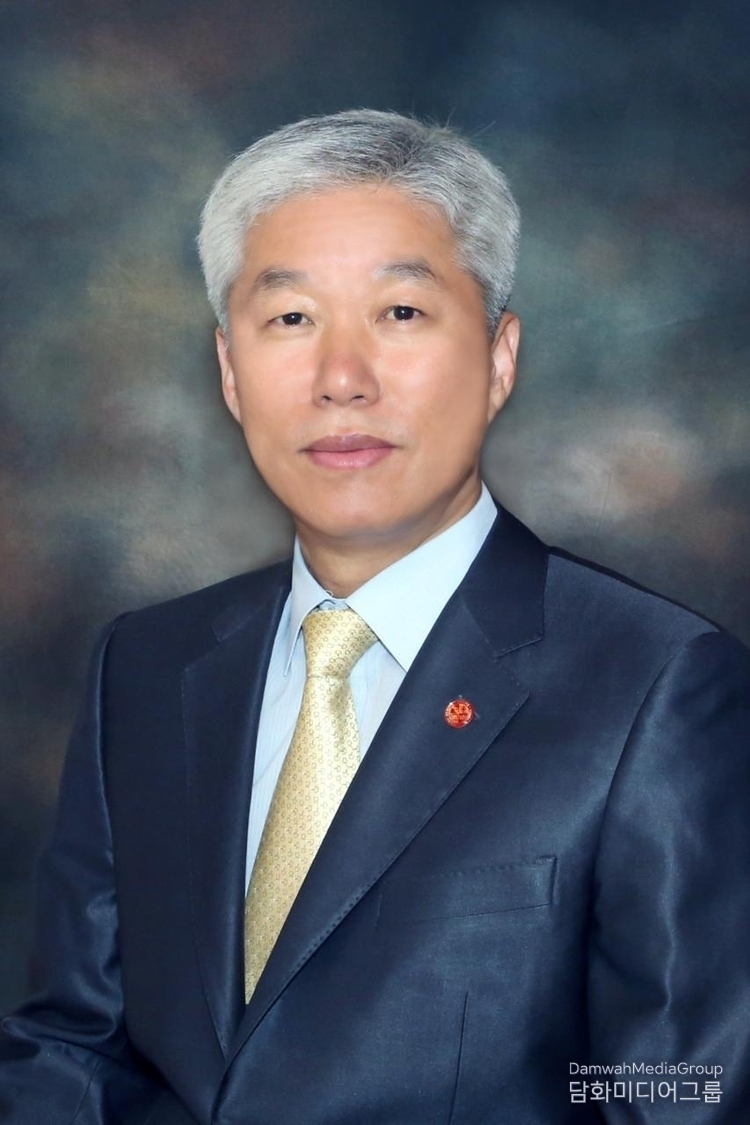Publisher-Chairman Lee Jon-young of UN Journal
