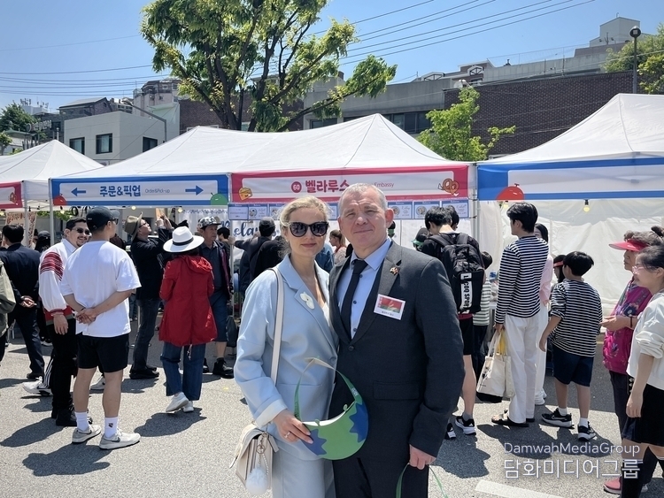 Ambassador of Belarus Andrew Chernetsky and his Spouse Marina Kozhurova pose for the camera at the 17th Seongbuk Global Food Festival.