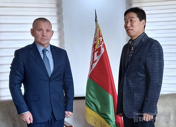 Amb. Chernetsky of Belarus to Korea poses with Publisher-Chairman Lee Jon-young of Diplomacy Journal at the embassy in Yongsan-gu, Seoul.