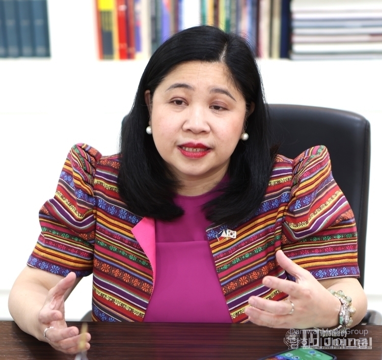 Amb. Theresa Dizon-De Vega of the Philippines to Korea