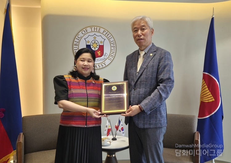 Ambassador Theresa Dizon-de Vega of the Philippines to Korea (left) takes a picture with Chairman-Publisher Lee Jon-young of the Diplomacy Journal after receiving a plaque of appreciation from Chairman Lee at the Embassy of the Philippines in Seoul on May 27.