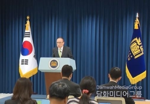 National Security Advisor Wi Sung-lac holds a briefing session on the morning of June 15. / KTV broadcast screen capture