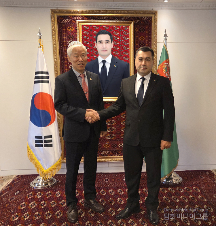 Publisher-Chairman Lee Jon-young of the Diplomacy Journal (left) shakes hands with H.E. Begench Durdyyev, Ambassador of Turkmenistan to Korea.