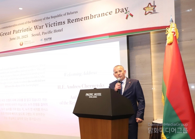  Ambassador of Belarus to Korea Andrew Chernetsky delivers opening remarks.