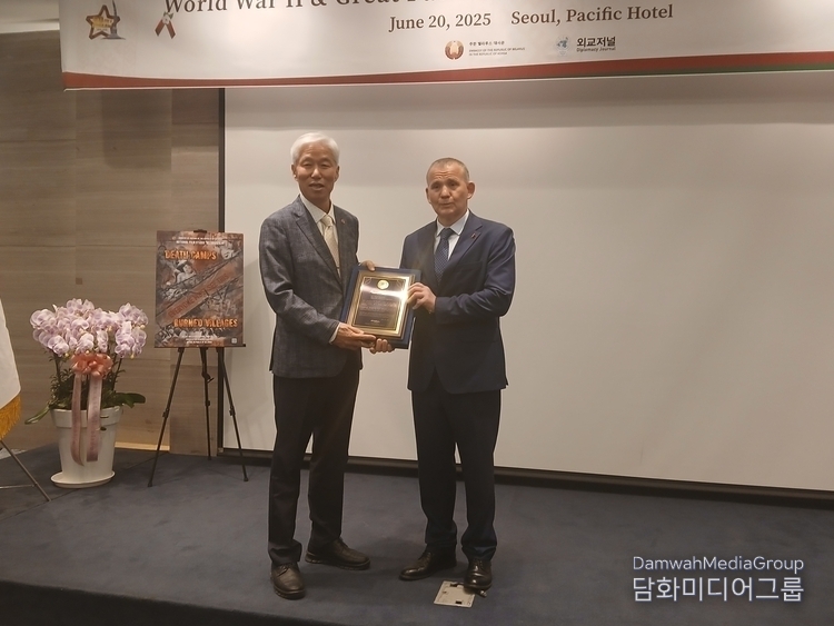Publisher-Chairman Lee Jon-young of the Diplomacy Journal (left) delivers a plaque of appreciation to Ambassador of Belarus to Korea Andrew Chernetsky.