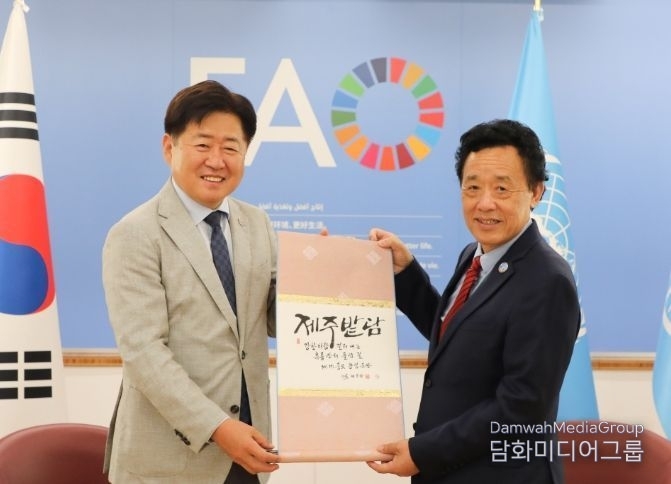 Jeju Governor Oh Young-hoon (left) meets with Director-General Qu Dongyu on June 24 to discuss measures for the preservation and utilization of Jeju's Globally Important Agricultural Heritage System.