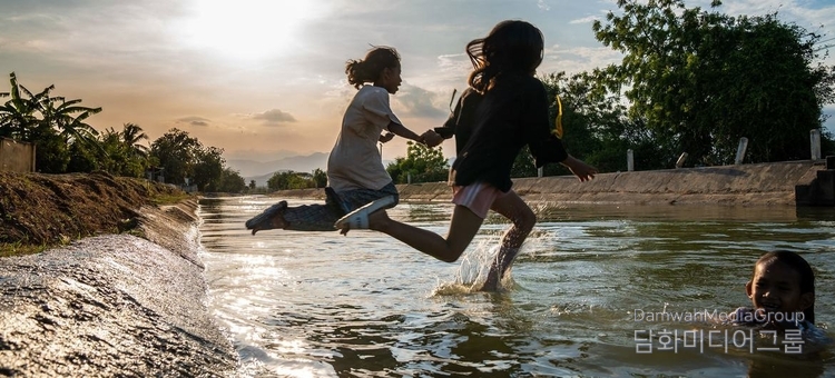 Children jump into a canal in central Viet Nam. / Courtesy of UN News