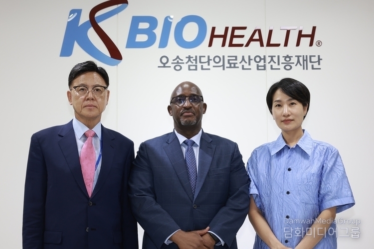 Nkubito Manzi Bakuramutsa, the Rwandan Ambassador to South Korea (center), takes a commemorative photo with Lee Myeong-soo (left), the chairman of the New Drug Development Support Center, and Kim Soo-min, vice governor of Chungbuk Province.