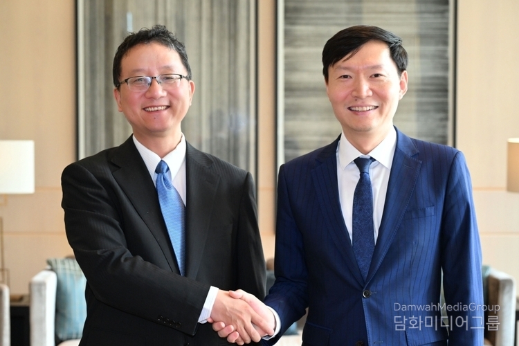 Director-General for Northeast and Central Asian Affairs Kang Young-shin (right) shakes hands with the Director-General of the Department of Asian Affairs of the Ministry of Foreign Affairs of the People's Republic of China, Liu Jinsong on July 1.