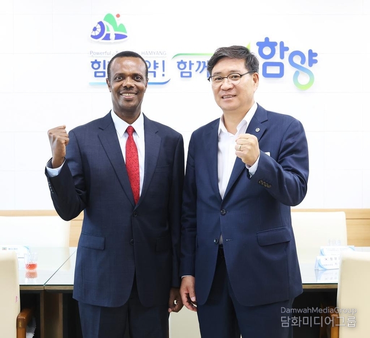 KIPO Commissioner Kim Wan-ki (fourth from the left), poses for a commemorative photo with Mohammed bin Hassan Al-Malki, Undersecretary of the Ministry of Commerce and Industry of Qatar (fifth from the left), after a high-level meeting.