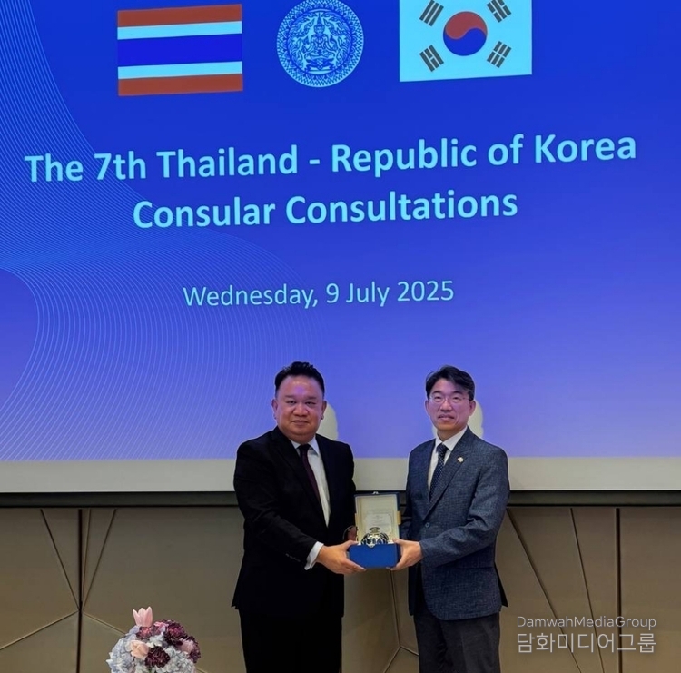 Director-General for Consular Affairs and Safety Yoon Chu Sok (right) and H.E. Mungkorn Pratoomkaew, Director-General of the Department of Consular Affairs of the Thai Ministry of Foreign Affairs take a commemorative photo at the 7th ROK-Thailand Consular Consultation in Bangkok on July 9, 2025. / Courtesy of the Foreign Ministry