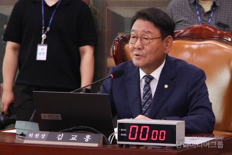 Kim Kyo-heung, Chairman of the Culture, Sports, and Tourism Committee, presides over the first plenary session. / Courtesy of Kim Gyo-heung's Facebook
