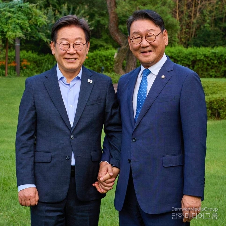 Kim Kyo-heung (right), who visited the Presidential Office at the invitation of President Lee Jae-myung, who congratulated on his election as Chair of the National Assembly's Culture, Sports, and Tourism Committee, takes a commemorative photo with President Lee. / Courtesy of Kim Gyo-heung's Facebook