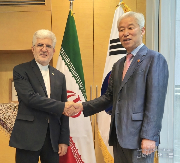 Ambassador Saeed Koozechi of Iran to Korea (left) takes a picture with Chairman-Publisher Lee Jon-young of the Diplomacy Journal after receiving a plaque of appreciation from Chairman Lee at the Embassy of Iran in Seoul on July 18.