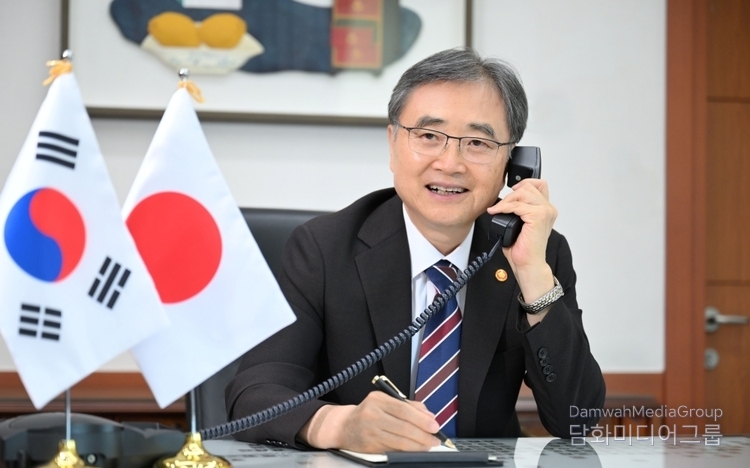 Minister of Foreign Affairs Cho Hyun holds his first telephone conversation with Japanese Minister for Foreign Affairs Iwaya Takeshi on July 24.