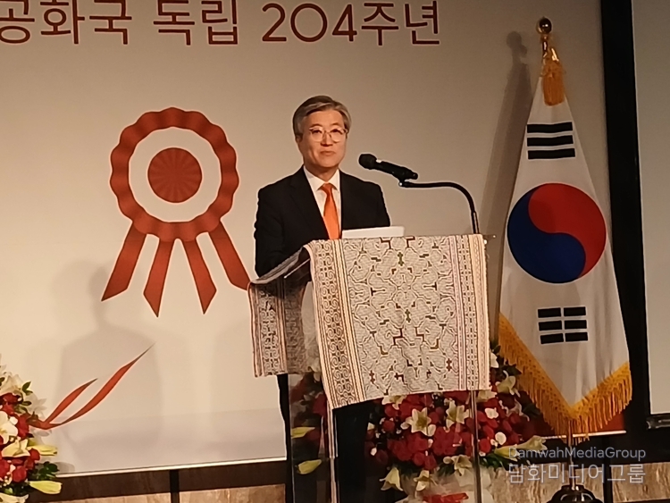 Kim Hee-sang, Vice Minister for Economic Affairs of the Ministry of Foreign Affairs of the Republic of Korea, gives a congratulatory speech.