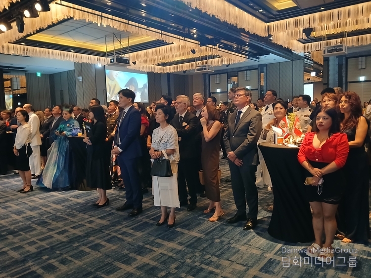 More than 300 distinguished guests, including foreign ambassadors, senior diplomats, high-ranking Korean government officials, business leaders, and their spouses attended the gala event.