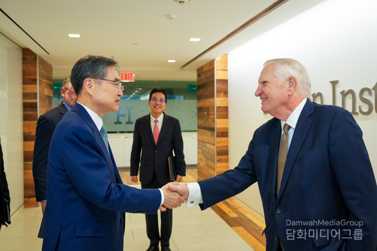 Minister of Foreign Affairs Cho Hyun (left) shakes hands with Hudson Institute President John Walters on July 31. / Courtesy of the Ministry of Foreign Affairs