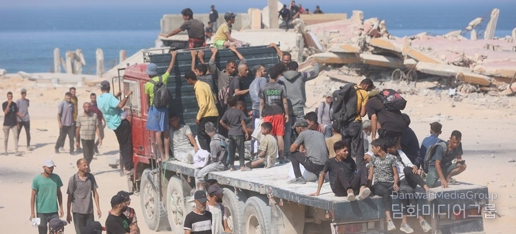 Gazans head towards a food aid distribution point. The entire population of over two million people in the war-torn Strip is severely food insecure. / Courtesy of the UN News