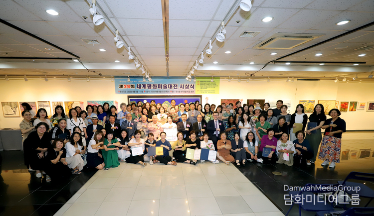 Foreign ambassadors to Korea, key guests, invited and recommended artists, and all the artists posed for a group photo.
