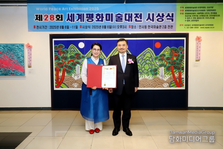 Professor Lee Mi-hyung of Myongji University receives an award certificate from the World Culture Promotion Foundation and takes a commemorative photo with Nurgali Arystanov, Ambassador of Kazakhstan in Seoul.