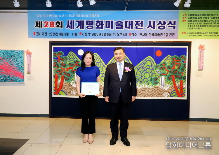 Artist Seo Eun-hye receives the Leadership Award (Foreign Ambassadors to Korea Kazakhstan.