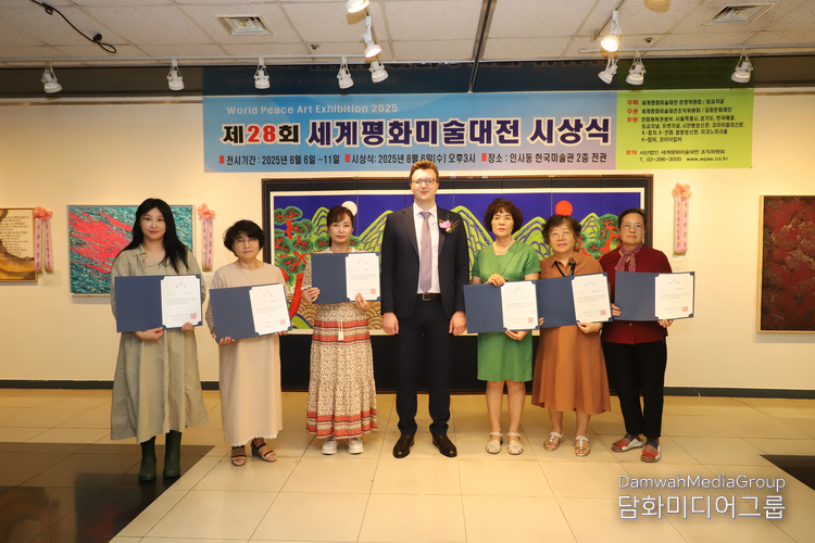 The awardees pose for a commemorative photo with Consul Eugene Redko of Belarus in Korea.