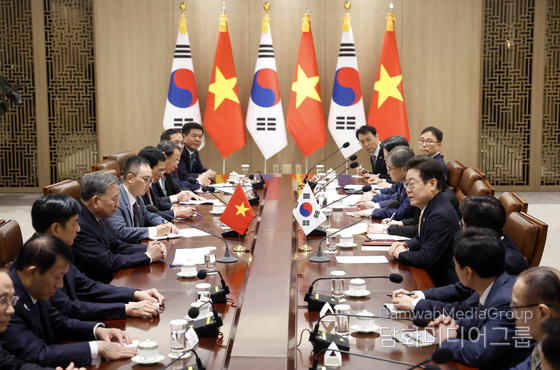 President Lee Jae-myung and To Lam, general secretary of the Communist Party of Vietnam, hold an expanded talk with officials from the two countries at the presidential office in Seoul. / Courtesy of Joint Press Corps