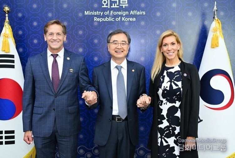 Foreign Minister Cho Hyun (center) poses for the camera with Representatives Beth Van Duyne (right) and Richard McCormick (left), who were visiting South Korea, on August 12.