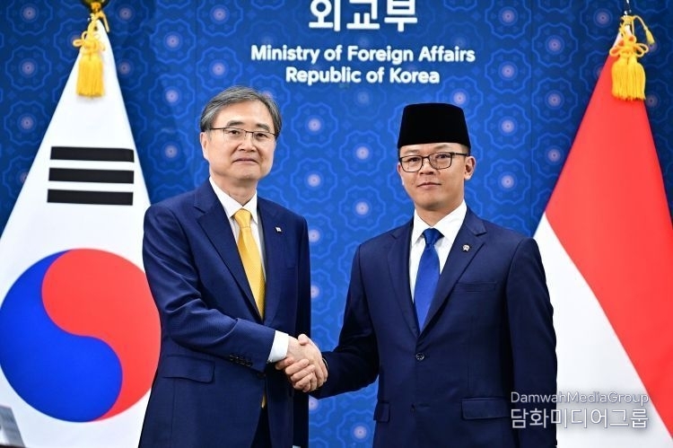 Foreign Minister Cho Hyun (left) shakes hands with visiting Indonesian Foreign Minister Sugiono on Aug. 21.