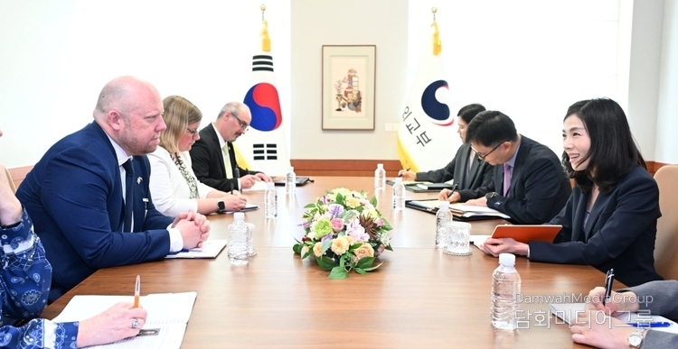 Vice Minister of Foreign Affairs Kim Jina (far right) holds talks with Grahame Morton, Deputy Secretary for Americas and Asia Group of the Ministry of Foreign Affairs and Trade of New Zealand, and his entourage on August 19.