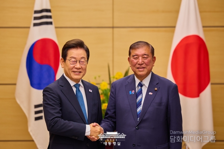 President Lee Jae-myung (left) shakes hands with Japanese Prime Minister Shigeru Ishiba at the Prime Minister's Official Residence in Tokyo on August 23, 2025.