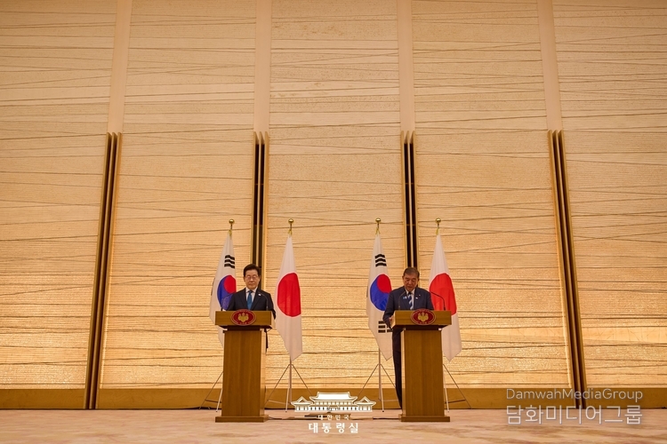 President Lee Jae-myung (left) and Japanese Prime Minister Shigeru Ishiba hold a joint press conference on the results of the South Korea-Japan summit meeting.
