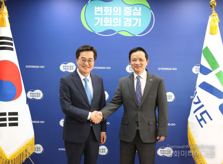 Gyeonggi Province Governor Kim Dong-yeon (left) shakes hands with Chinese Ambassador to South Korea Dai Bing on August 21, 2025. / Courtesy of Gyeonggi Province