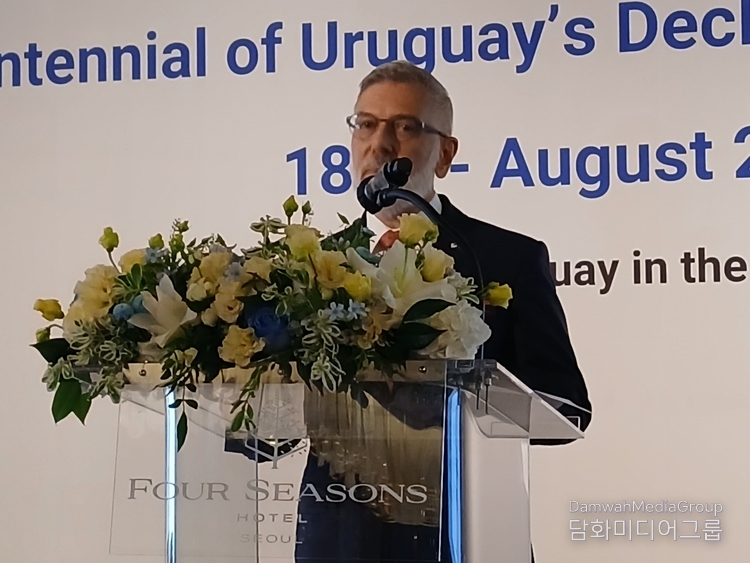 Ambassador Pablo Scheiner of Uruguay to Korea delivers a speech at the Independence Day reception held at Four Seasons Hotel Seoul on August 25.