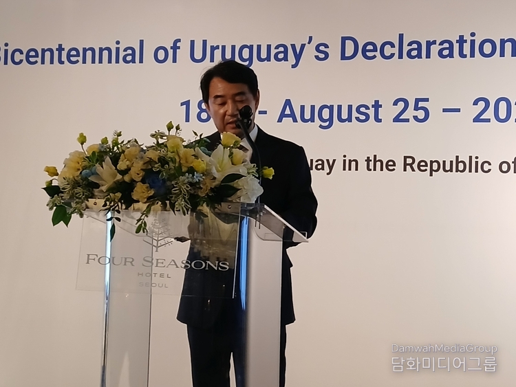 Jung Ki-hong, deputy minister of public diplomacy of the Ministry of Foreign Affairs, gives congratulatory remarks.
