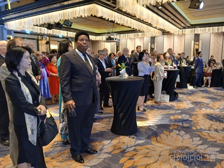 Over 200 distinguished guests from home and abroad, including foreign ambassadors to Korea, senior diplomats, high-ranking Korean government officials, business leaders, and their spouses attend the gala event.