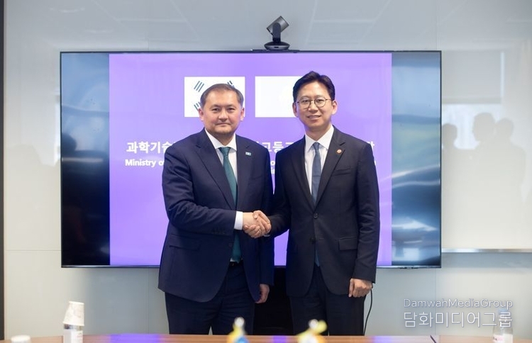 Minister Bae Kyung-hoon of the Ministry of Science and ICT (right) shakes hands with Kazakhstan's Minister of Science and Higher Education, Sayasat Nurbek, in Seoul on September 11.
