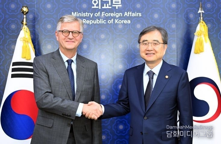 Foreign Minister Cho Hyun (right) shakes hands with Jean-Pierre Lacroix, Under-Secretary-General for Peace Operations (DPO) at the United Nations, who is visiting South Korea, on September 15.