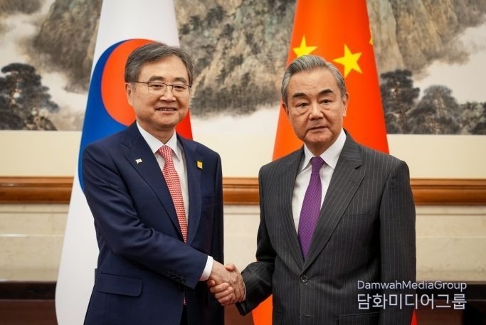 Foreign Minister Cho Hyun (left) shakes hands with Wang Yi, Member of the Political Bureau of the CPC Central Committee and Minister of Foreign Affairs of China, in Beijing, China, on September 17.