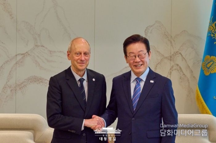 President Lee Jae-myung (right) greets Professor Michael Sandel of Harvard University, at the presidential office in Yongsan, Seoul, on September 18, 2025.