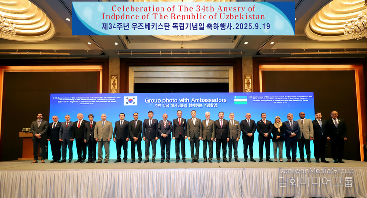 Ambassador of Uzbekistan to Korea Alisher Abdusalomov, (11th from the left) poses with other foreign ambassadors at a reception to mark the 34th anniversary of the Independence of Uzbekistan held at Hotel Lotte in Seoul on Sept. 19. / Courtesy of photography director Kim Dong-sik