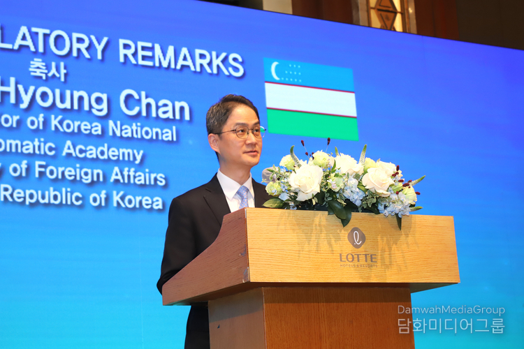 Chancellor of Korea National Diplomatic Academy Choe Hyoung-chan offers congratulatory remarks. / Courtesy of photography director Kim Dong-sik