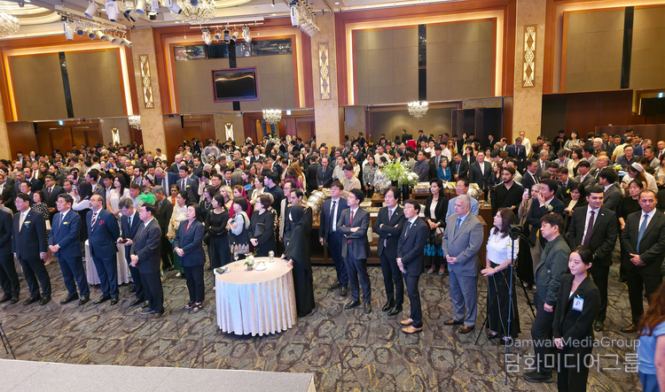 More than 500 honored guests from the Korean government and various other segments of Korean society, as well as the ambassadors and other senior officials from the Foreign Diplomatic Corps, attend the gala reception. / Courtesy of photography director Kim Dong-sik