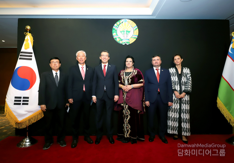 Ambassador of Uzbekistan Alisher Abdusalomov and Chairman Lee Jon-yong of Diplomacy Journal (third and second from the left, respectively) take a commemorative photo with other special guests. / Courtesy of photography director Kim Dong-sik