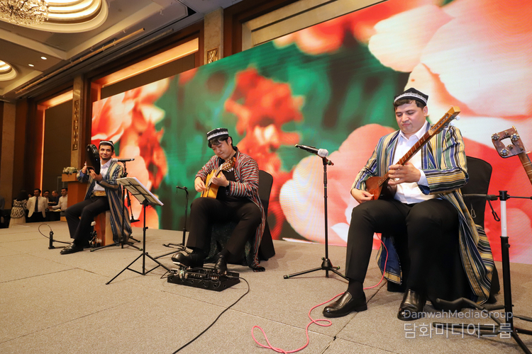 A three-member Uzbek band plays an Uzbek folk song. / Courtesy of photography director Kim Dong-sik