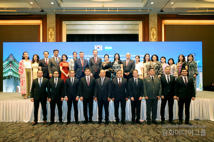 Ambassador of Uzbekistan Alisher Abdusalomov and his spouse take a commemorative photo with staff members of the Embassy of Uzbekistan in Seoul. / Courtesy of photography director Kim Dong-sik